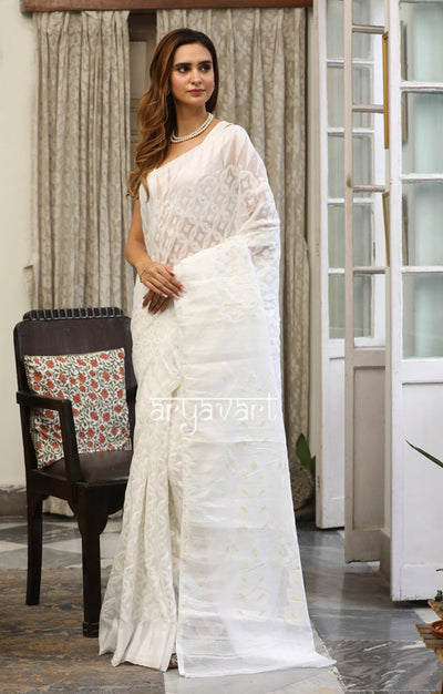 Swarn White Jamdani Saree with Geometric Woven Design With Zari Butta Highlights